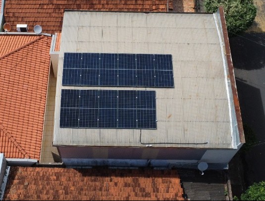 Painéis solares em telhado de imóvel comercial