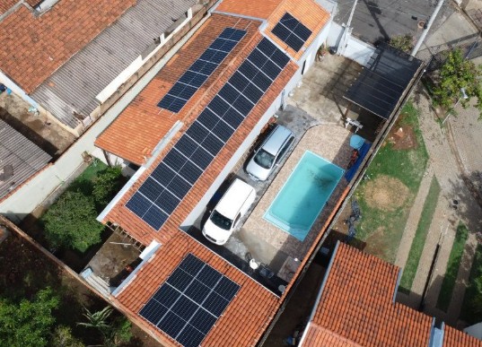 Vista aérea de sistema solar em cobertura comercial