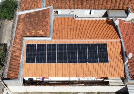 Vista aérea de sistema solar residencial em telhado cerâmico