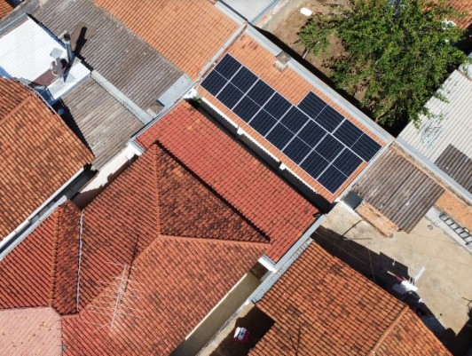 Vista aérea de instalação solar residencial