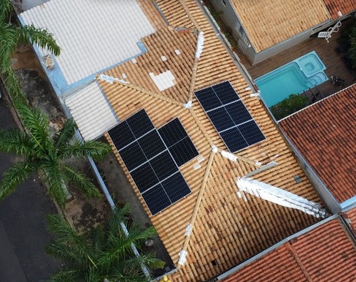 Painéis solares em telhado residencial
