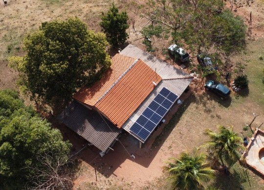 Vista aérea de sistema solar em propriedade rural